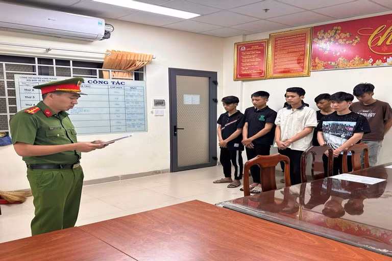 Công an đọc lệnh khởi tố vụ án, khởi tố 4 đối tượng về hành vi “gây rối trật tự công cộng”. Ảnh: CACC