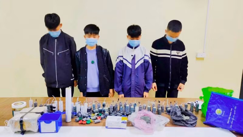 Nhóm học sinh cùng tang vật dùng chế tạo pháo bị phát hiện, ngăn chặn kịp thời.