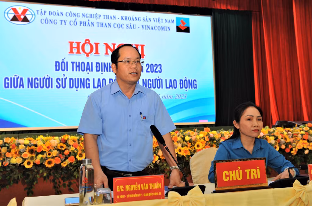 Lãnh đạo chuyên môn và công đoàn Công ty CP Than Cọc 6 chủ trì đối thoại với người lao động.