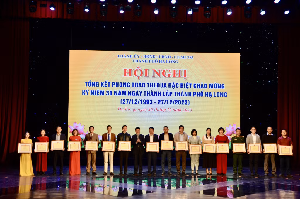 Đồng chí Nguyễn Ngọc Sơn, Phó Chủ tịch UBND thành phố, trao Giấy khen của UBND thành phố cho các cá nhân có thành tích tiêu biểu trong triển khai thực hiện phong trào thi đua đặc biệt chào mừng kỷ niệm 30 năm Ngày thành lập thành phố.