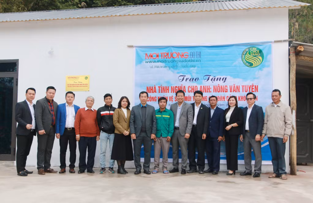 Ban lãnh đạo Tạp chí Môi trường và Đô thị Việt Nam cùng đại diện lãnh đạo địa phương trao tặng nhà tình nghĩa cho gia đình anh Nông Văn Tuyên (thứ 8, trái sang).