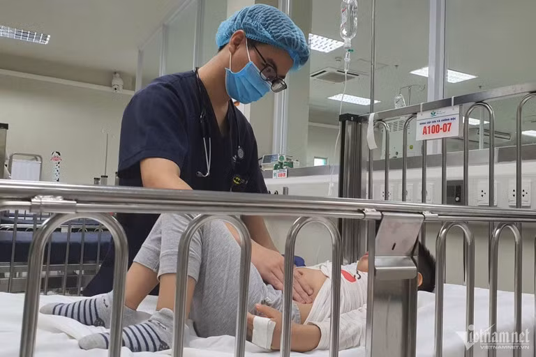 Bác sĩ Khoa Cấp cứu và Chống độc chăm sóc một bệnh nhi. Đơn vị này từng tiếp nhận không ít trẻ vào viện vì ăn phải bánh lạ chứa hoặc nghi ngờ chứa chất gây nghiện. Ảnh: H.Lê