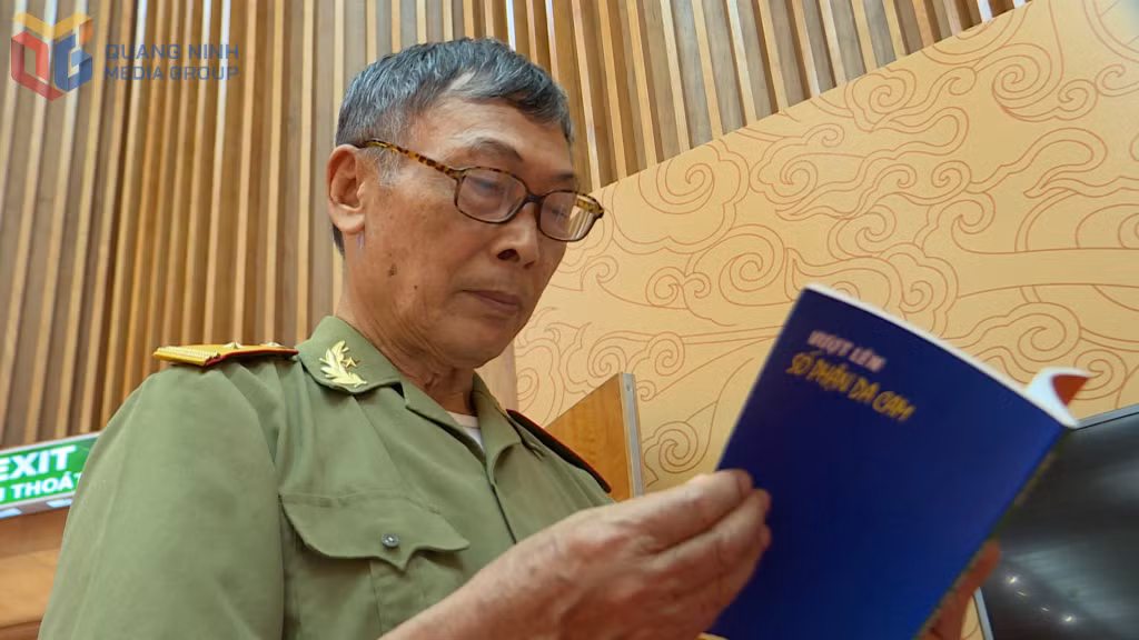Nhà văn Lương Liễm đọc sách viết về chiến tranh.