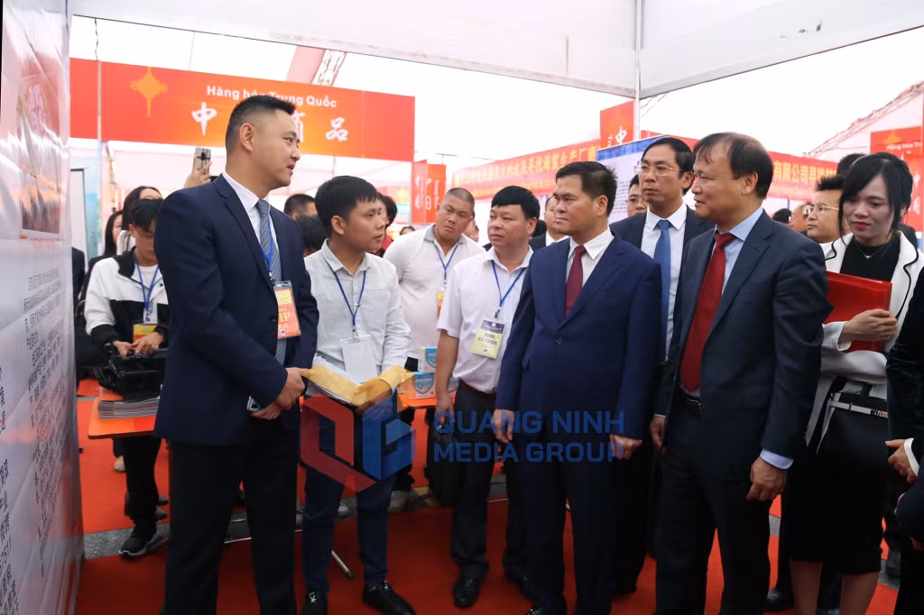2019-12_Hội chợ Thương mại, du lịch Quốc tế Việt - Trung năm 2019 - Các đại biểu tham quan các gian hàng tại hội chợ. Ảnh: Thái Cảnh