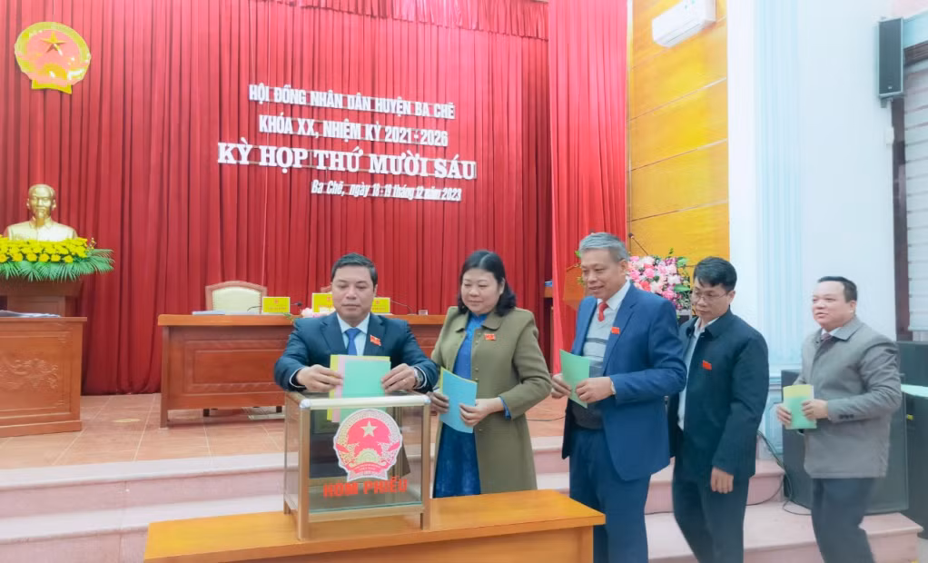 Kỳ họp tiến hành lấy phiếu tín nhiệm đối với người giữ chức vụ do HĐND huyện bầu.