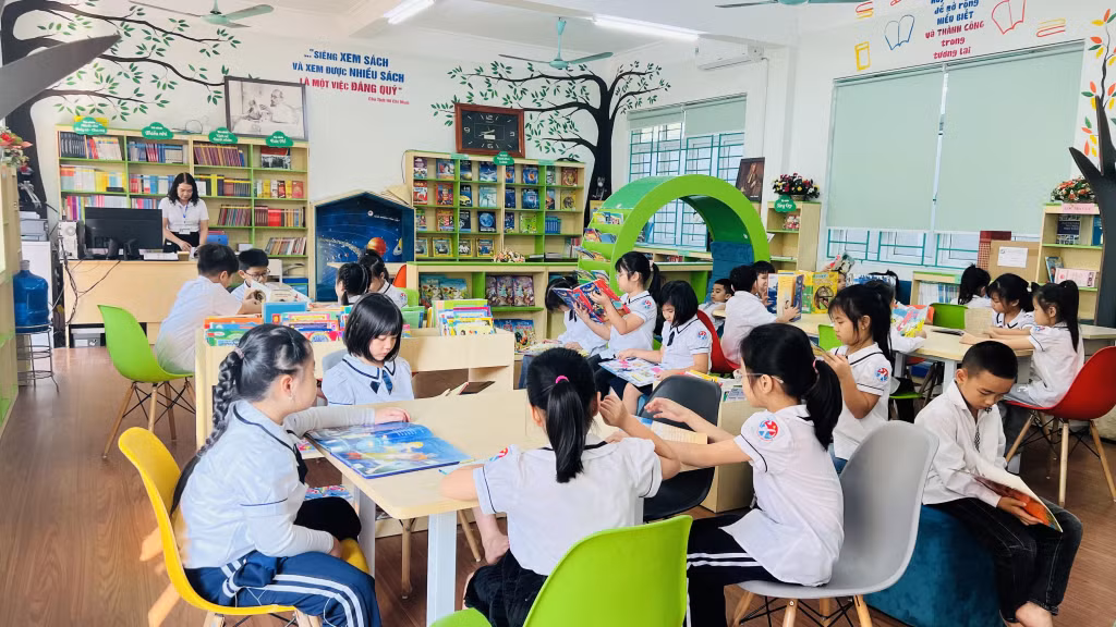 Học sinh đọc sách tại phòng thư viện trường Tiểu học Vĩnh Khê.