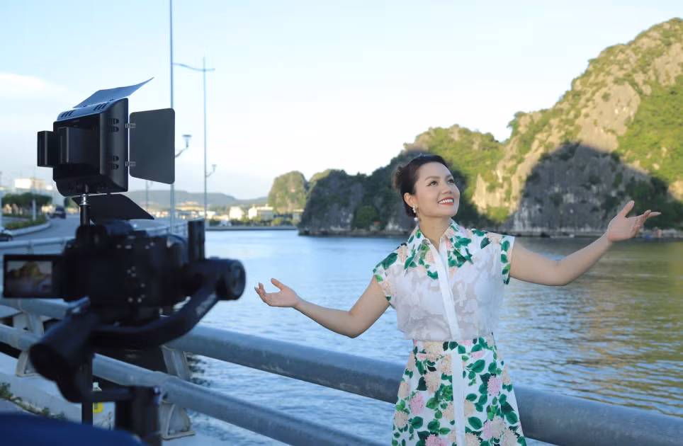 Ca sĩ Ngọc Anh trong một cảnh quay thực hiện MV ca nhạc về Quảng Ninh.