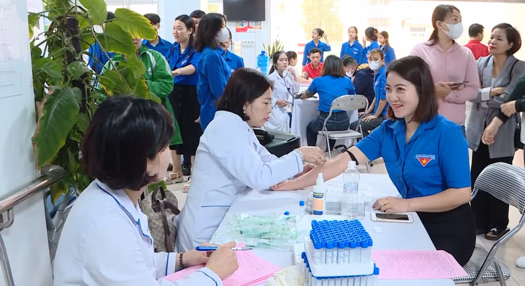 Chị Hoàng Thị Thanh Huyền (bên phải) có mặt từ sớm để làm thủ tục hiến máu.