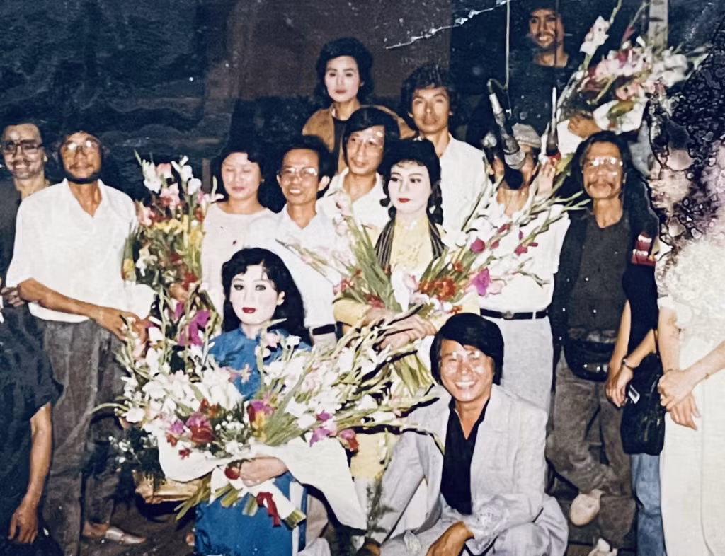 Nghệ sĩ Thanh Hường (áo vàng ở giữa) cùng thành viên Đoàn Cải lương Quảng Ninh tham dự Hội diễn Cải lương toàn quốc năm 1990 tại Hải Phòng với vở diễn "Bỉ vỏ" và giành Huy chương Vàng.