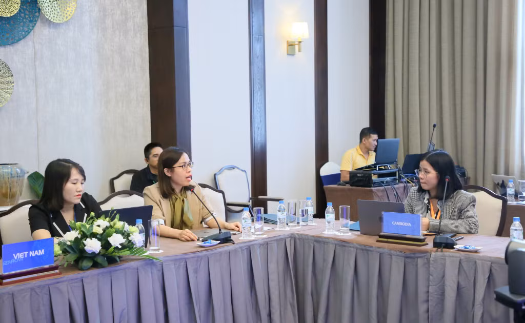 Đại biểu Việt Nam đặt câu hỏi, trao đổi, làm rõ hơn một số vấn đề.
