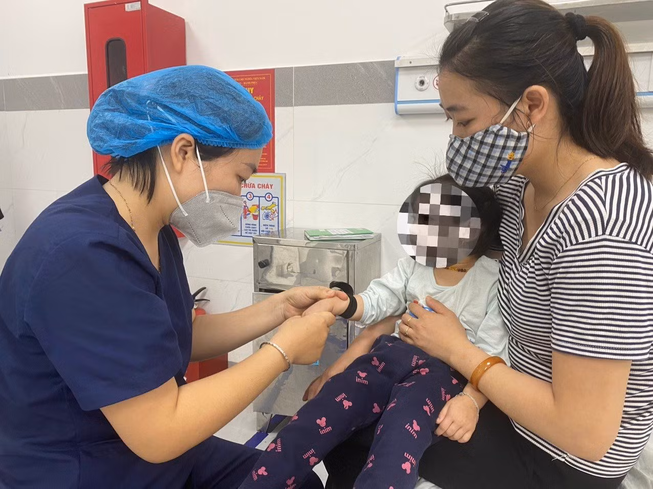 Trẻ nhập viện do cúm mùa được chăm sóc và điều trị tại Bệnh viện đa khoa Xanh Pôn. Ảnh: Đức Trân.