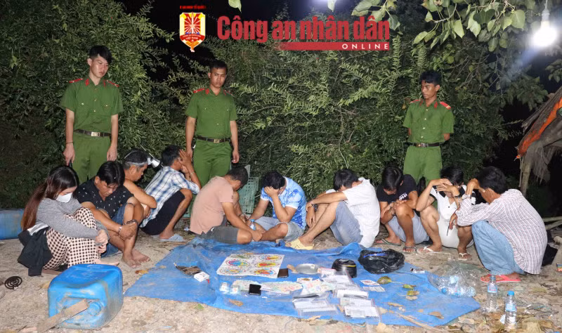 Đêm khuya, 10 con bạc rủ nhau ra chòi canh tôm sát phạt ảnh 1
