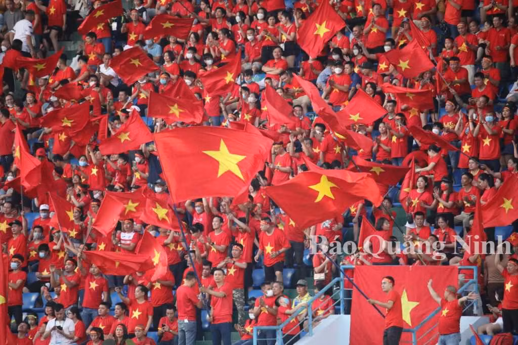Cờ đỏ sao vàng tung bay phấp phới tiếp thêm sức mạnh cho Đội tuyển bóng đá nữ Việt Nam tại SEA Games 31. Ảnh: Hùng Sơn