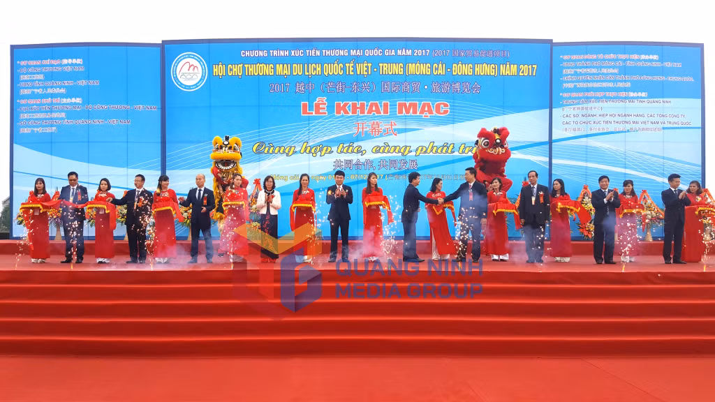 2017-12_Các đại biểu cắt băng khai mạc Hội chợ Thương mại, Du lịch quốc tế Việt – Trung lần thứ 15 năm 2017. Ảnh: Hữu Việt
