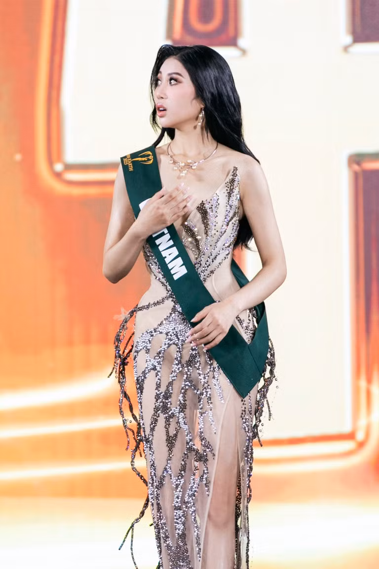 Lan Anh bất ngờ một lúc lâu khi được gọi tên vào top 4.