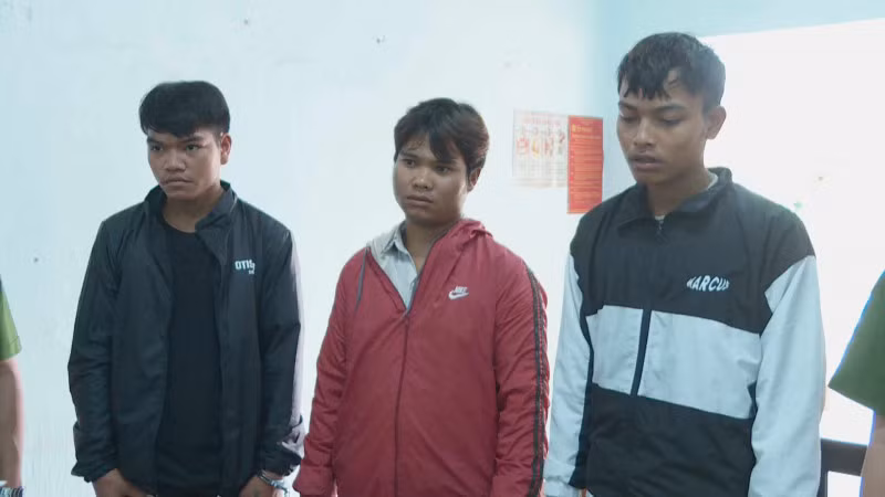 Nhóm đối tượng bị bắt giữ tại Cơ quan điều tra.
