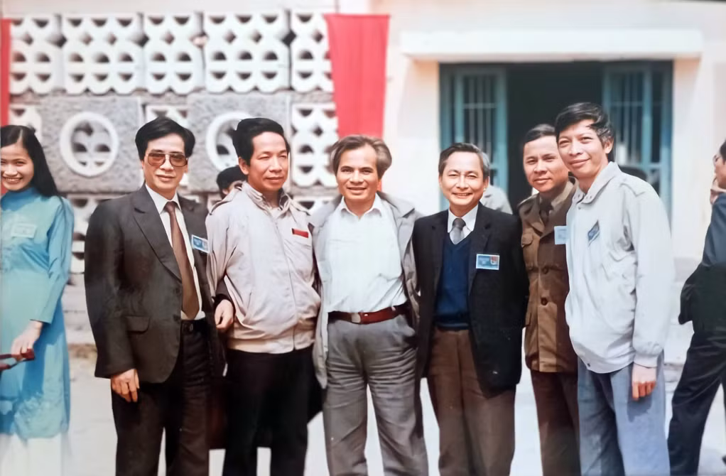 Nhà báo Phùng Ngọc Dũng (ngoài cùng, bên phải) chụp ảnh kỷ niệm cùng các đại biểu tham dự Đại hội đại biểu Đảng bộ tỉnh Quảng Ninh lần thứ IX.