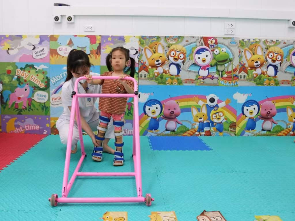Bệnh viện Lão khoa - Phục hồi chức năng tỉnh áp dụng dụng cụ khung tam giác tập đi/đứng trong quá trình phục hồi chức năng cho trẻ khuyết tật. Ảnh: Nhân vật cung cấp.