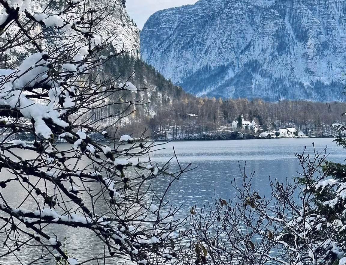Ngôi làng Hallstatt có hồ, núi, những ngôi nhà nằm cheo leo. Ảnh: Lưu Minh Tâm