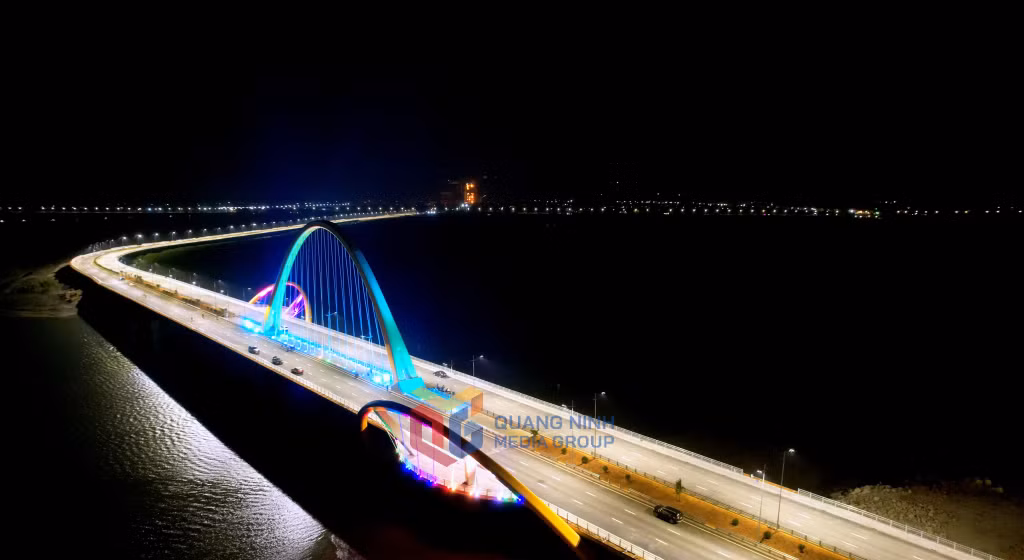 Hệ thống chiếu sáng toàn tuyến của Cầu Cửa Lục 3 cũng đã cơ bản hoàn thành.
