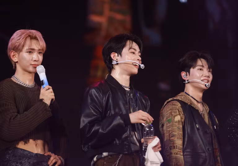 Các thành viên lần lượt thể hiện những bản hit như 'Vroom Vroom', 'Dangerous', 'Taste the feeling', 'Raise me up'… Đây cũng là lần đầu tiên nhóm đến Việt Nam trình diễn theo lời mời của nhạc sĩ Huy Tuấn và BTC.