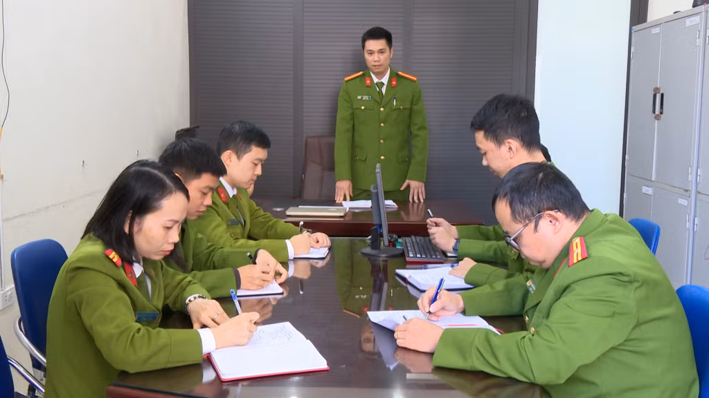 CBCS Phòng Cảnh sát hình sự (Công an tỉnh) trao đổi thông tin vụ án.