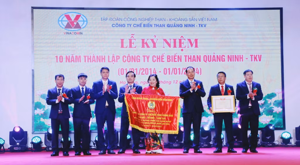 Nhân kỷ niệm 10 năm Ngày thành lập, Công ty Chế biến than Quảng Ninh vinh dự được Tổng Giám đốc TKV tặng Bằng khen và Chủ tịch Công đoàn TKV tặng bức trướng