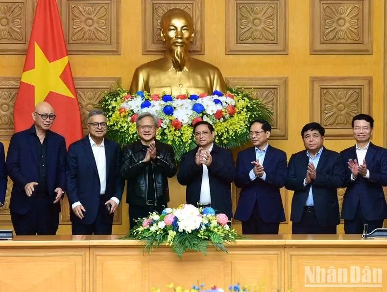Thủ tướng Phạm Minh Chính và ông Jensen Huang, Chủ tịch kiêm Giám đốc điều hành Tập đoàn NVIDIA cùng thành viên của hai đoàn.