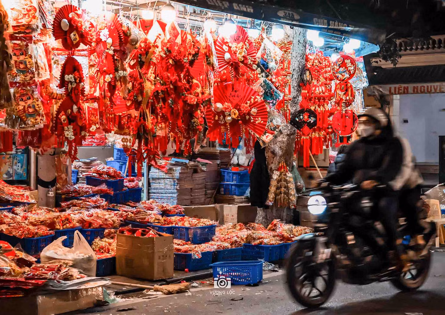 Dù hơn 1 tháng nữa mới đến Tết Nguyên đán, nhưng phố Hàng Mã, thành phố Hà Nội đã ngập tràn sắc đỏ bởi các mặt hàng trang trí. Ảnh: Vương Lộc
