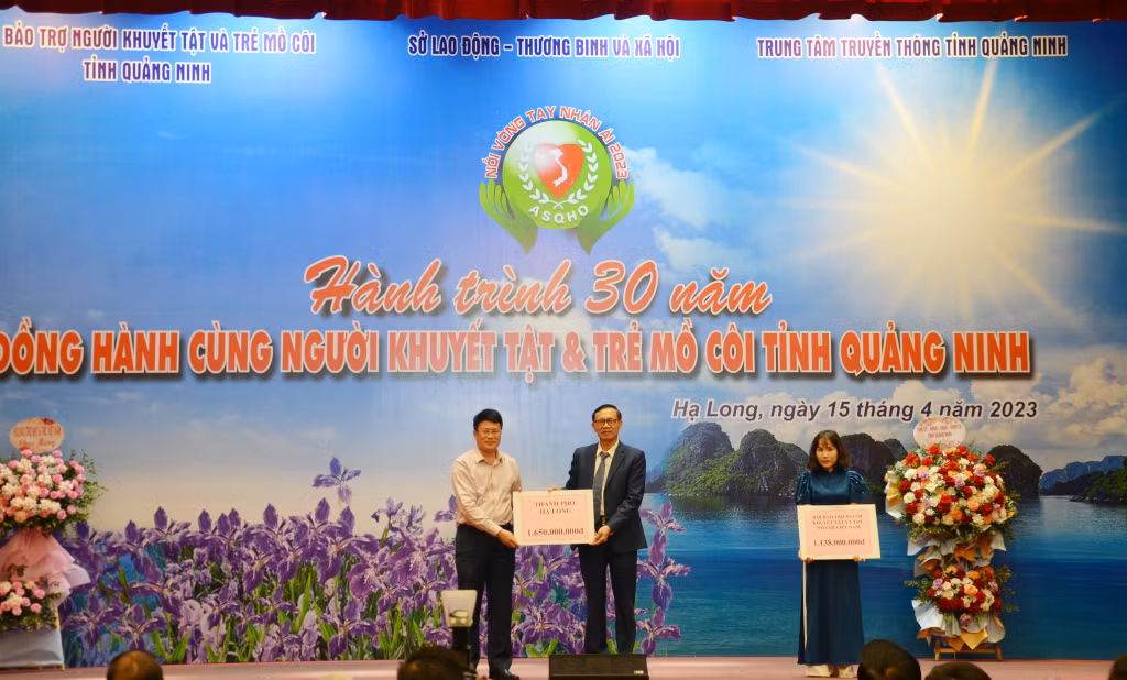 Lãnh đạo Hội Bảo trợ NKT-TMC tỉnh tiếp nhận kinh phí của TP Hạ Long hỗ trợ NKT-TMC tại cuộc phát động 