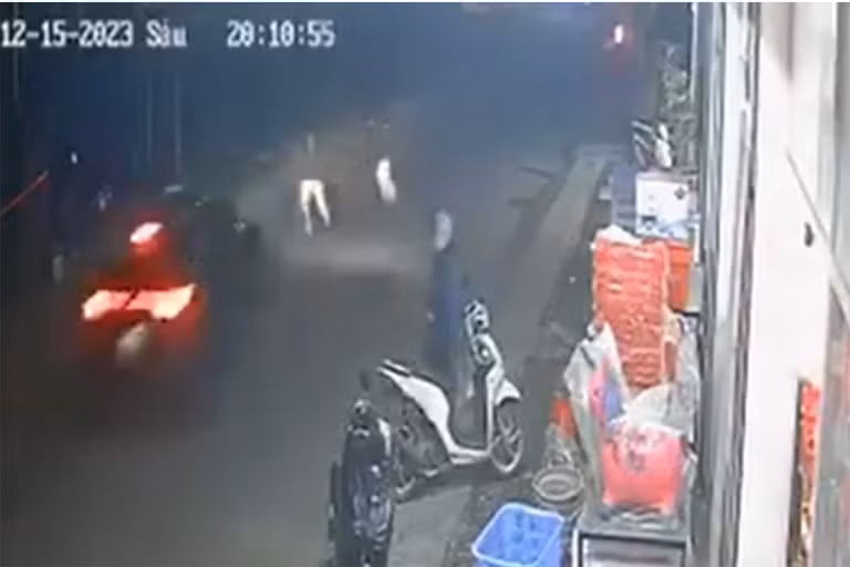 Thời điểm tài xế xe ô tô tăng ga bỏ chạy, húc hai cán bộ CSGT (Ảnh cắt từ clip)