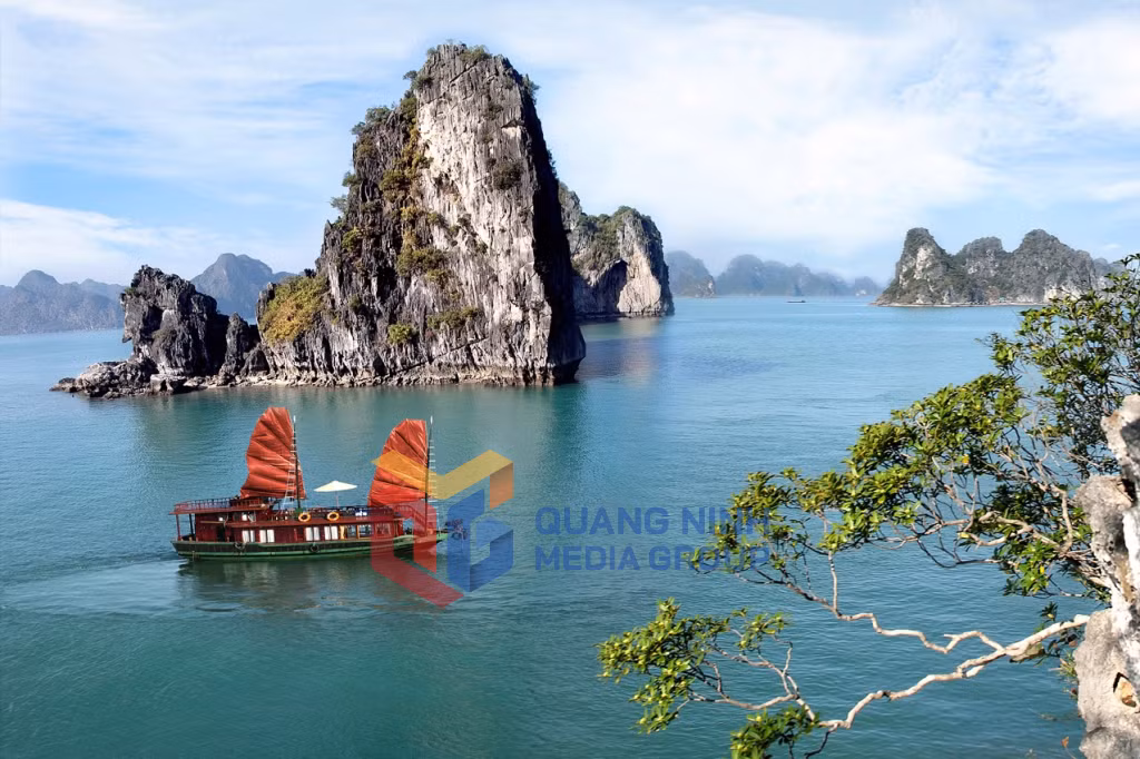 Vịnh Hạ Long qua ống kính của NSNA Đỗ Giang, rất kỳ vĩ và nên thơ.