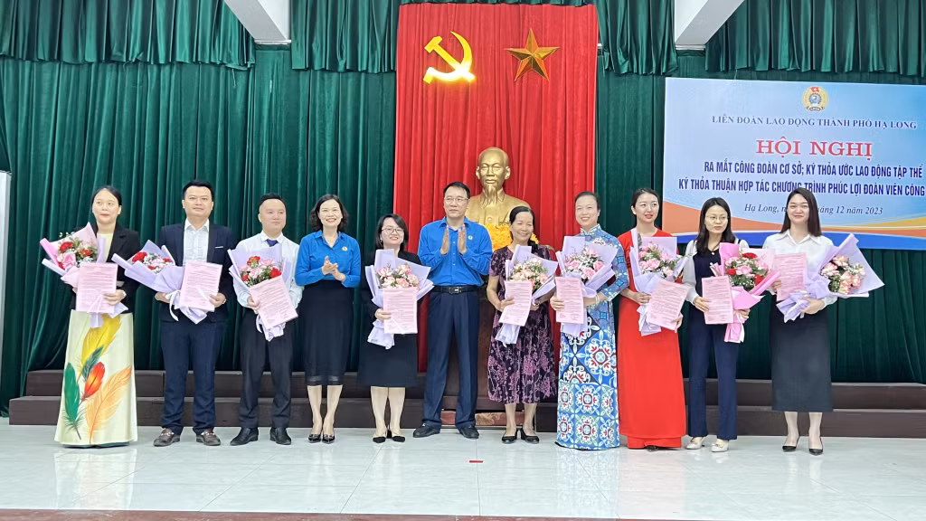 Lãnh đạo LĐLĐ tỉnh, LĐLĐ Hạ Long tặng hoa và trao quyết định thành lập công đoàn cơ sở cho các đơn vị.
