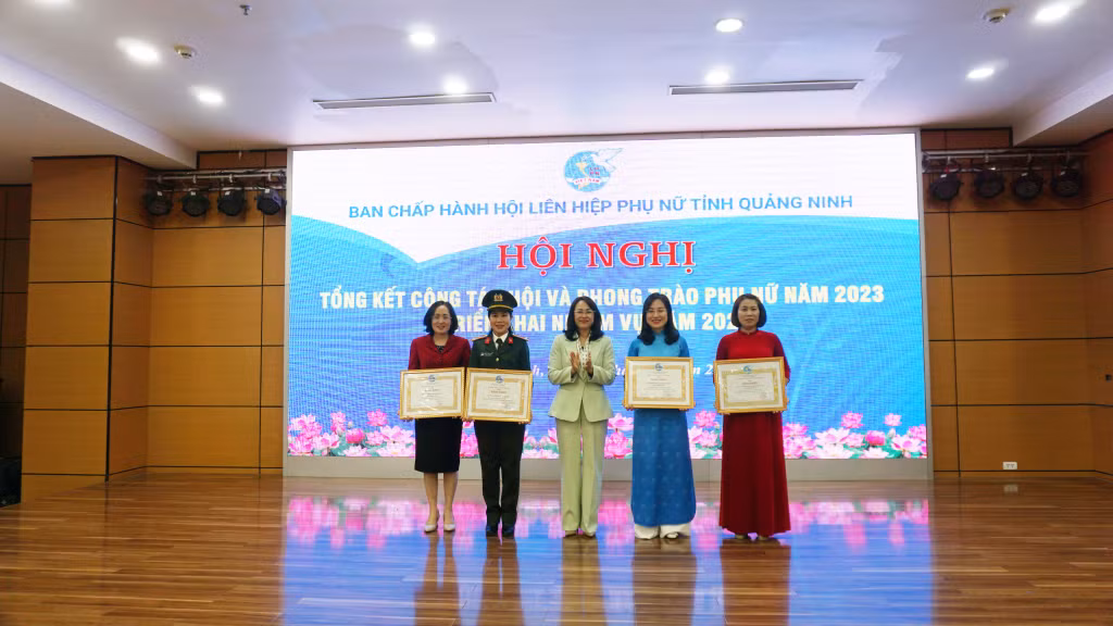 Đồng chí Lê Thị Kim Cúc, Phó Trưởng Ban Thường trực Ban Dân vận Tỉnh ủy tặng Bằng khen của T.Ư Hội LHPN Việt Nam và Hội LHPN tỉnh cho các tập thể có thành tích xuất sắc năm 2023.