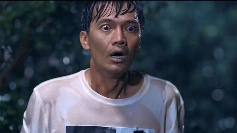Quang Tuấn trong một cảnh dầm mưa.