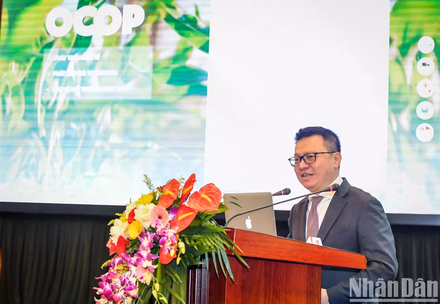 Đồng chí Lê Quốc Minh giới thiệu về những điểm nổi bật của Chuyên trang OCOP trên Báo Nhân Dân.