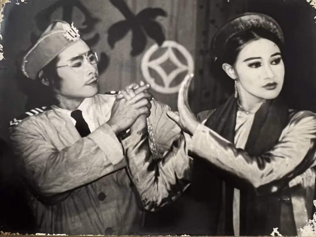 Nghệ sĩ Thanh Chắc (bên phải) với vai diễn cô Đào trong vở "Cô gái làng chèo" năm 1986. (Ảnh: nhân vật cung cấp)