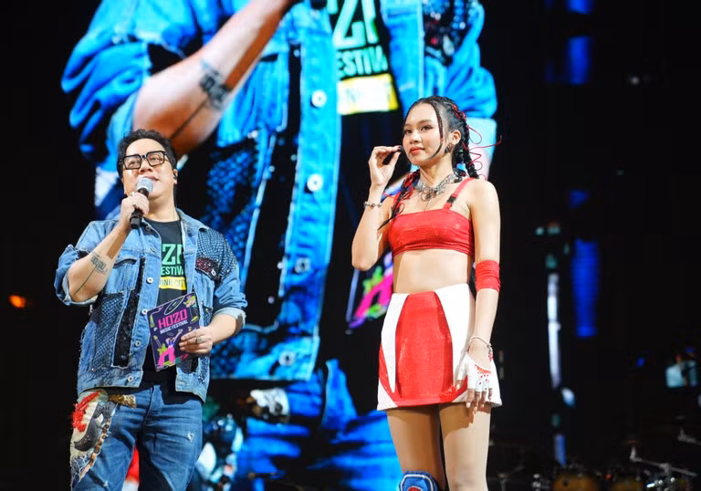 Giana - nữ ca sĩ trẻ bước ra từ Vietnam Idol 2023 có màn trình diễn hoành tráng đầu tiên trong đời. Cô cùng các vũ công mang đến câu chuyện tuổi trẻ với nhiều đam mê, nhiệt huyết thông qua âm nhạc.