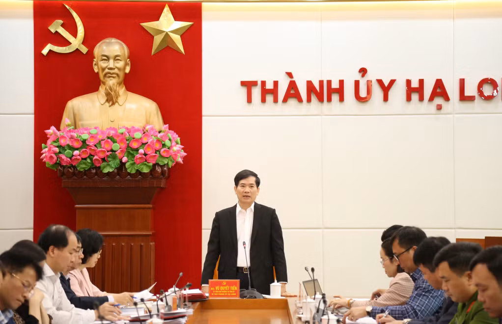Đồng chí Vũ Quyết Tiến, Ủy viên BTV Tỉnh ủy, Bí thư Thành ủy, chủ trì cuộc họp.