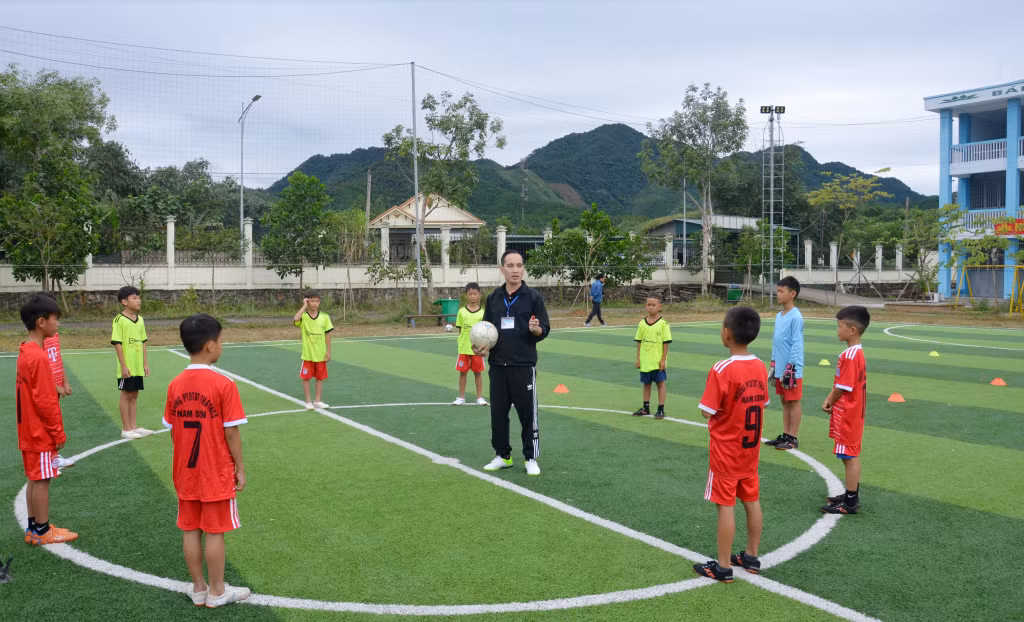 Trường PTDTBT TH-THCS Nam Sơn được huyện đầu tư xây mới sân bóng đá cỏ nhân tạo, rộng trên 1.300m² đảm bảo các tiêu chuẩn theo quy định ở trường học.