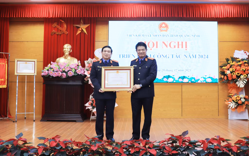 Đồng chí Lương Phúc Sơn, Viện trưởng Viện KSND tỉnh được trao tặng Huân chương Lao động hạng 3.