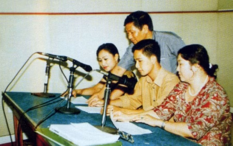 Phát thanh viên - Nghệ sĩ Vùng mỏ Hồng Hạnh (ngoài cùng bên phải) - người lên hình đầu tiên của truyền hình Quảng Ninh.