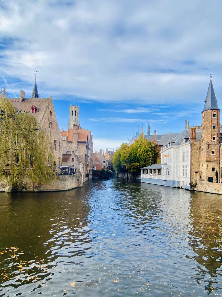 Rozenhoedkaai, địa điểm xuất hiện nhiều nhất trên Instagram hay các tấm bưu thiếp của Bruges. (Ảnh: Hạ Phương)