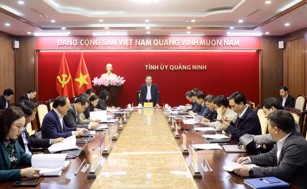 Đồng chí Nguyễn Xuân Ký, Ủy viên Trung ương Đảng, Bí thư Tỉnh ủy, Chủ tịch HĐND tỉnh chủ trì cuộc họp.