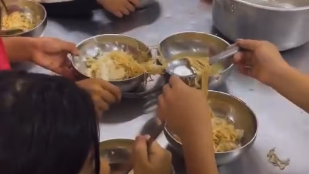 Các em học sinh ăn cơm chan canh với mỳ tôm (Ảnh: VTV24).
