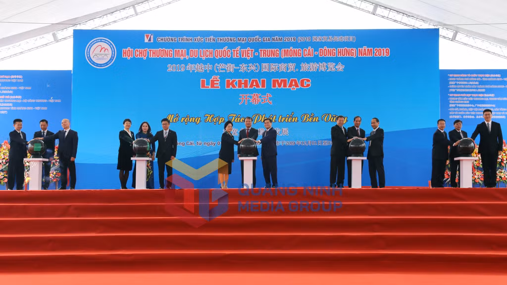 2019-12_Các đại biểu bấm nút Khai mạc Hội chợ Thương mại, du lịch Quốc tế Việt - Trung năm 2019. Ảnh: Thái Cảnh