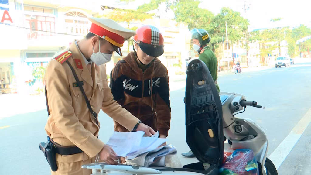 Công an huyện Bình Liêu kiểm tra hành chính người điều khiển phương tiện tham gia giao thông trên địa bàn.