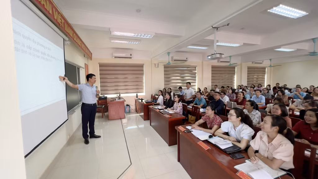 Giờ học môn Nhà nước và pháp luật tại Lớp Trung cấp Lý luận chính trị C297. Ảnh: Trúc Linh