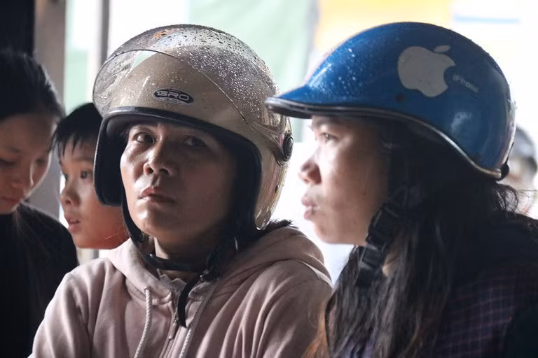 Nhiều tiểu thương thất thần nhìn tài sản bị lửa hoá thành tro bụi