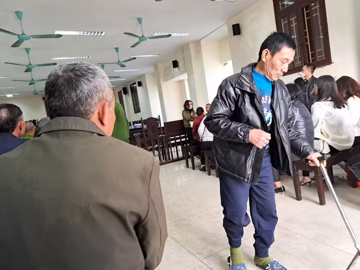 Nhiều người thân của bị hại Bích bỏ ra về sau khi nghe xong nội dung cáo trạng truy tố các bị cáo - Ảnh: KHÁNH LINH